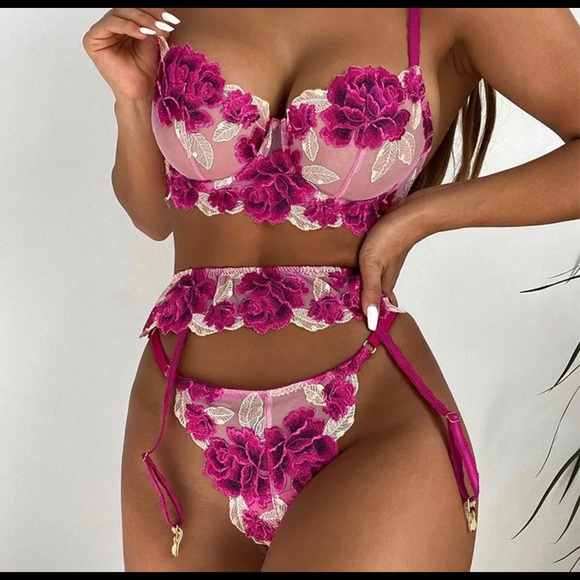 Lingerie - Picture 2 of 3